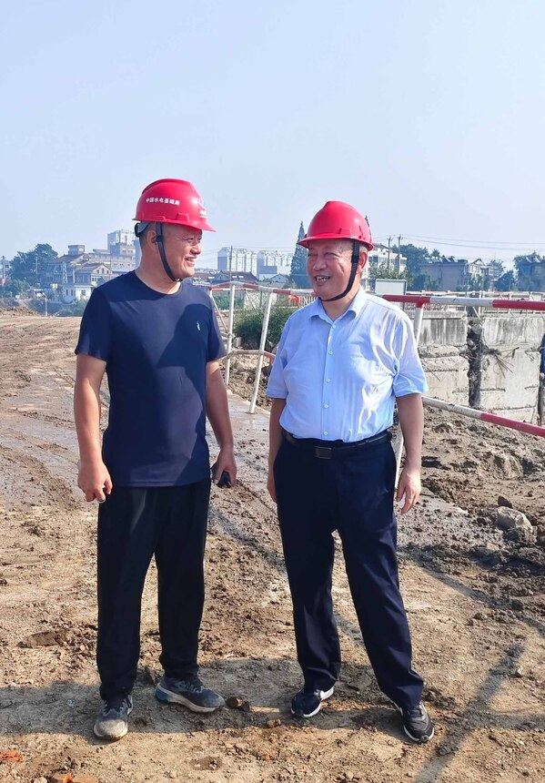 方桂林了解工程建设情况-孟波.jpg